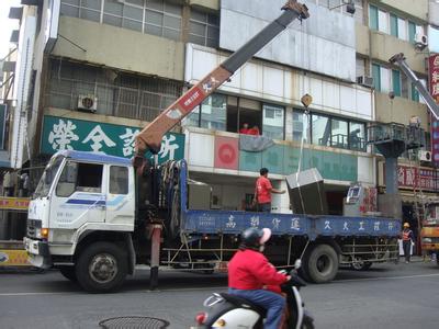 隨車吊正在吊裝物品上樓