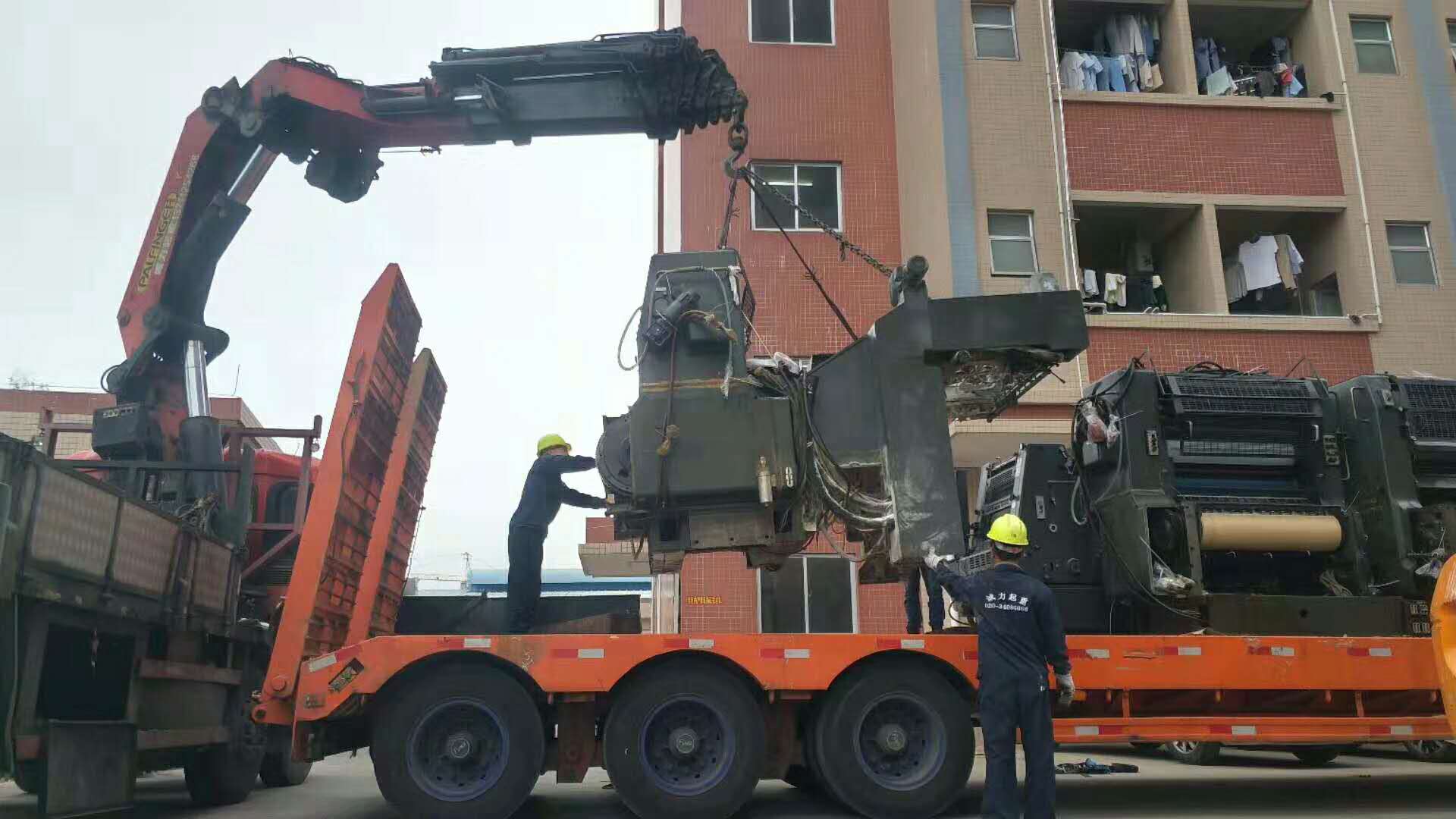 隨車吊和平板車正在配合工作