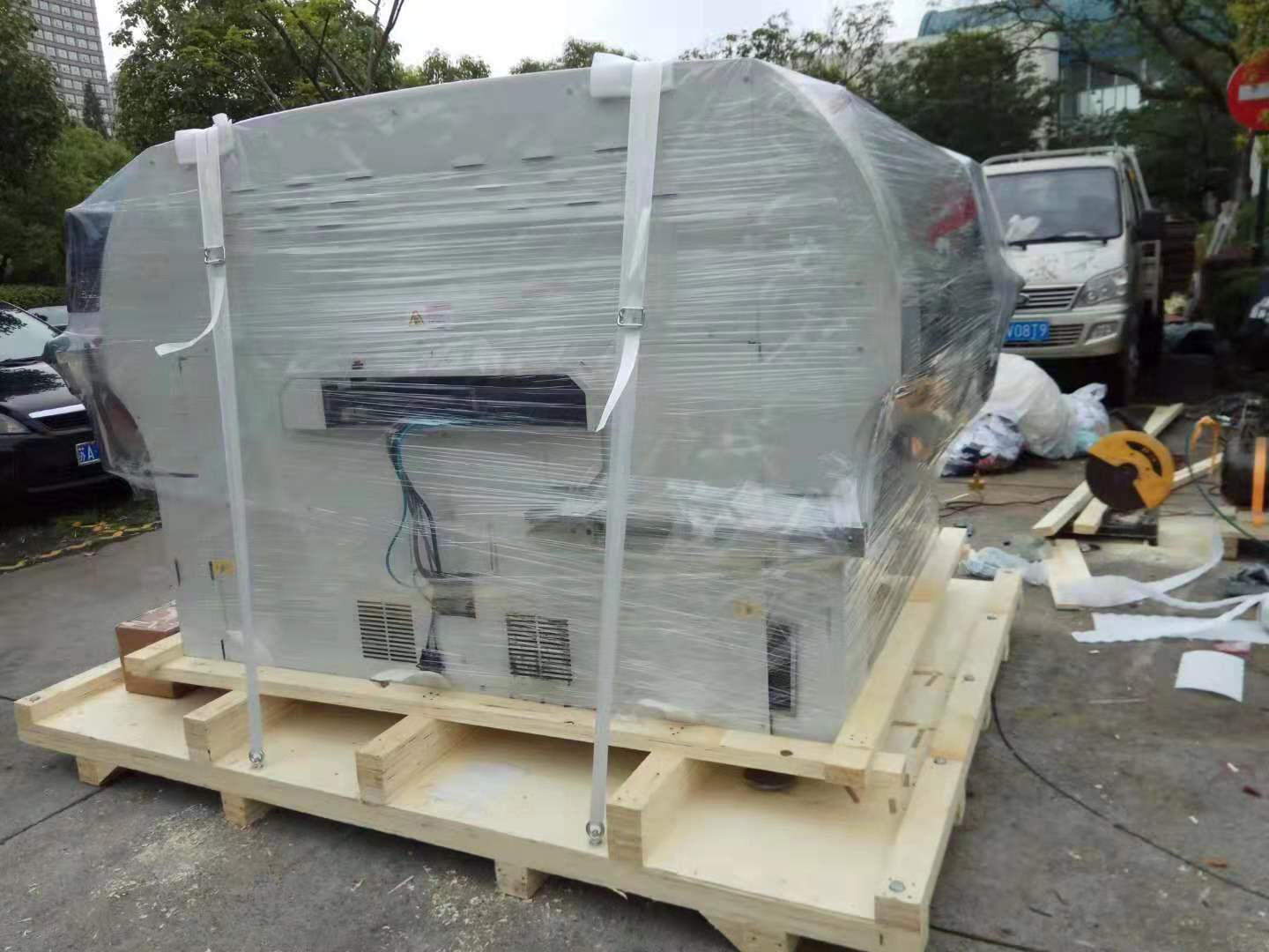 工人們正在把機器上卡板包裝